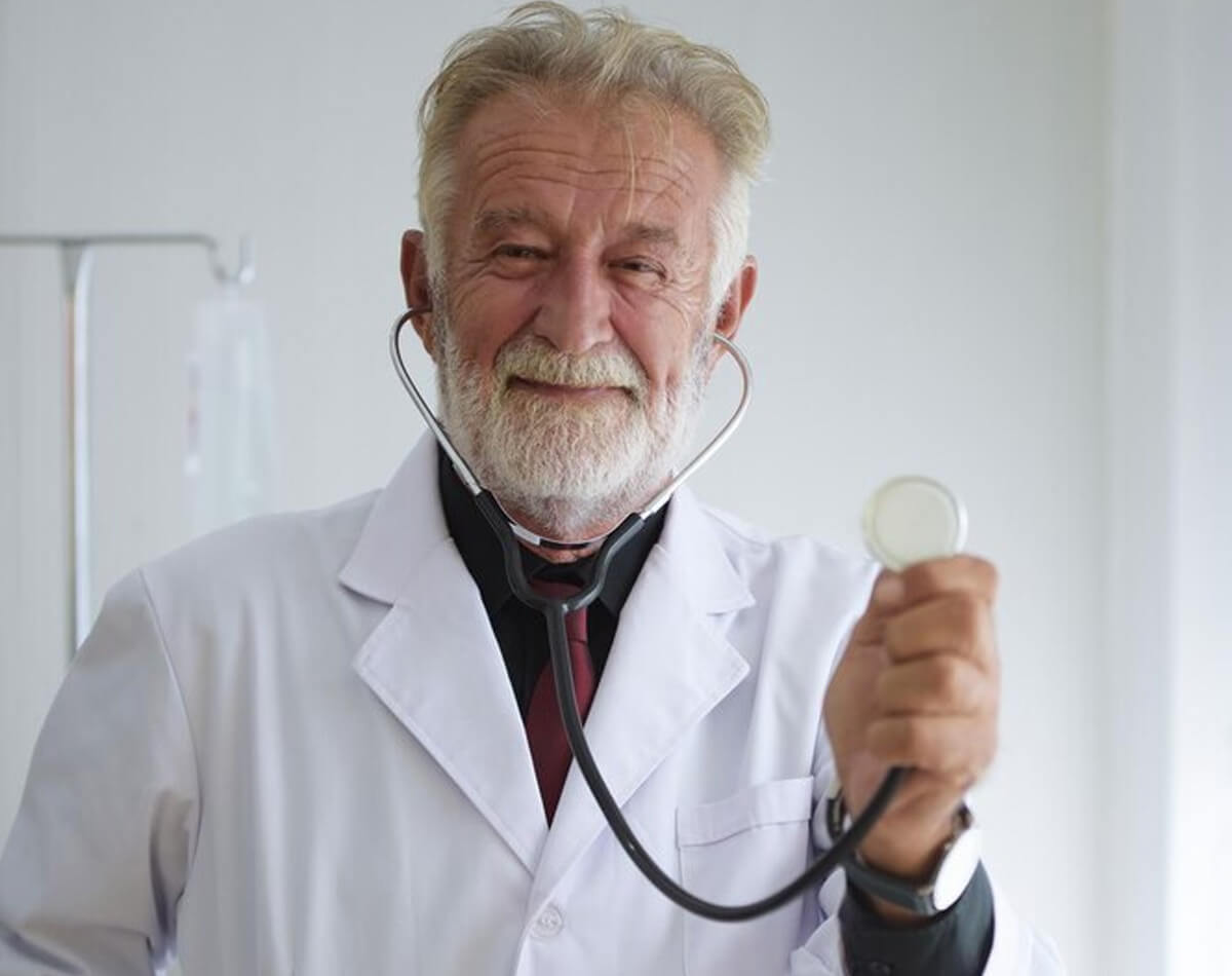 Consultar um médico geriatra a partir dos 30 anos é recomendado para planejar um envelhecimento mais saudável
